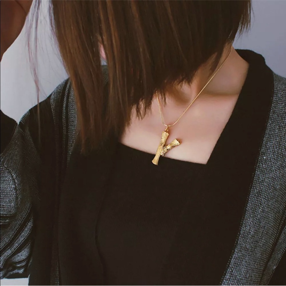 Statement monogram necklace in R - Picture 5 of 8